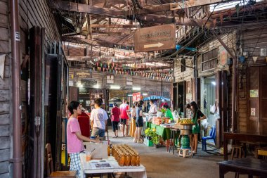 Talat Khlong Suan Roi Pi, Tayland 'ın Chachoengsao şehrindeki Mueang Chachoengsao şehrinin yakınlarında 100 yıllık antik bir pazardır. Tayland, Chachoengsao, 5 Kasım 2023