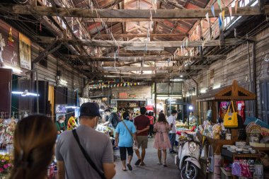 Talat Khlong Suan Roi Pi, Tayland 'ın Chachoengsao şehrindeki Mueang Chachoengsao şehrinin yakınlarında 100 yıllık antik bir pazardır. Tayland, Chachoengsao, 5 Kasım 2023
