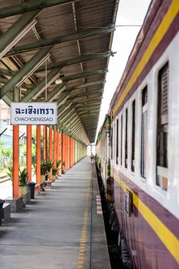 Tayland 'ın Chachoengsao ilindeki Mueang Chachoengsao şehrinin tren istasyonu. Tayland, Chachoengsao, Kasım, 6, 2023