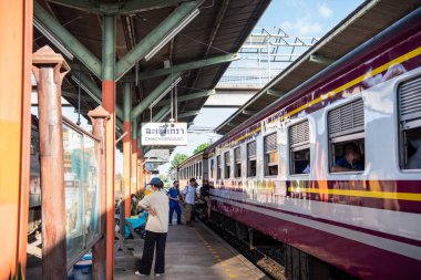 Tayland 'ın Chachoengsao ilindeki Mueang Chachoengsao şehrinin tren istasyonu. Tayland, Chachoengsao, Kasım, 6, 2023