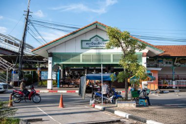 Tayland 'ın Chachoengsao ilindeki Mueang Chachoengsao şehrinin tren istasyonu. Tayland, Chachoengsao, Kasım, 6, 2023