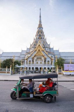 Tayland 'ın Chachoengsao şehrindeki Mueang Chachoengsao şehrinde Wat Sothon Wararam Worawihan' ın önündeki yol. Tayland, Chachoengsao, Kasım, 2, 2023