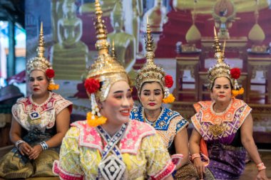Tayland 'ın Chachoengsao şehrindeki Wat Sothon Wararam Worawihan' ın yanında geleneksel Tayland Dansı. Tayland, Chachoengsao, Kasım, 2, 2023