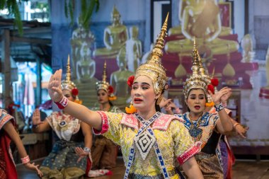 Tayland 'ın Chachoengsao şehrindeki Wat Sothon Wararam Worawihan' ın yanında geleneksel Tayland Dansı. Tayland, Chachoengsao, Kasım, 2, 2023