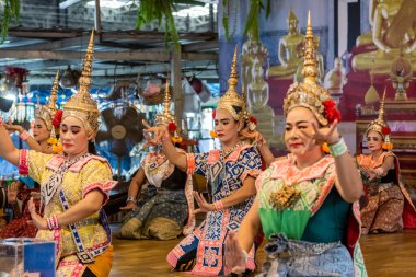 Tayland 'ın Chachoengsao şehrindeki Wat Sothon Wararam Worawihan' ın yanında geleneksel Tayland Dansı. Tayland, Chachoengsao, Kasım, 2, 2023