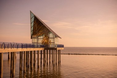 Buda, Tayland 'ın Chachoengsao bölgesindeki Bang Pakong sahilinde Wat Hong Tangası' nın deniz kenarında. Tayland, Chachoengsao, Kasım, 2, 2024