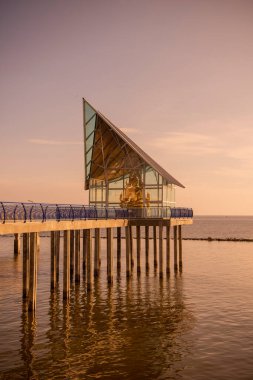 Buda, Tayland 'ın Chachoengsao bölgesindeki Bang Pakong sahilinde Wat Hong Tangası' nın deniz kenarında. Tayland, Chachoengsao, Kasım, 2, 2024