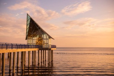 Buda, Tayland 'ın Chachoengsao bölgesindeki Bang Pakong sahilinde Wat Hong Tangası' nın deniz kenarında. Tayland, Chachoengsao, Kasım, 2, 2024