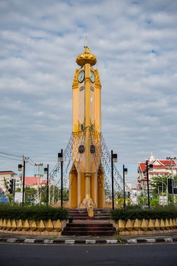 Udon Ratchathani şehir merkezinde saat kulesi ve Tayland 'da Ubon Ratchathani vilayeti. Tayland, Ubon Ratchathani, Kasım, 25, 2023