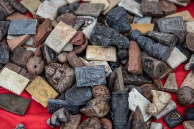 Tayland, Ubon Ratchathani - 25 Kasım 2023: Tayland 'ın Udon Ratchathani ve Tayland' ın Ubon Ratchathani ilindeki Tayland Amulet pazarının karşısındaki madalyonlar.