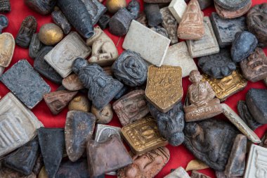 Tayland, Ubon Ratchathani - 25 Kasım 2023: Tayland 'ın Udon Ratchathani ve Tayland' ın Ubon Ratchathani ilindeki Tayland Amulet pazarının karşısındaki madalyonlar.