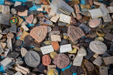 Tayland, Ubon Ratchathani - 25 Kasım 2023: Tayland 'ın Udon Ratchathani ve Tayland' ın Ubon Ratchathani ilindeki Tayland Amulet pazarının karşısındaki madalyonlar.