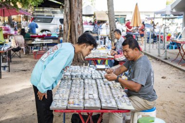 Tayland, Ubon Ratchathani - 25 Kasım 2023: Tayland 'ın Udon Ratchathani ve Tayland' ın Ubon Ratchathani ilindeki Tayland Amulet pazarında tılsım seçimi.  