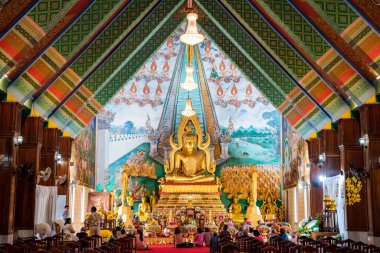 Tayland, Ubon Ratchathani - 23 Kasım 2023: Buddha Wat Si Pradu 'nun içinde Udon Ratchathani ve Tayland' ın Ubon Ratchathani şehrinde.