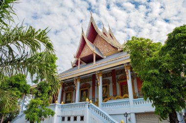 Wat Burapa, Tayland 'ın Udon Ratchathani ve Ubon Ratchathani kentlerinin şehir merkezinde. Tayland, Ubon Ratchathani, Kasım, 25, 2023