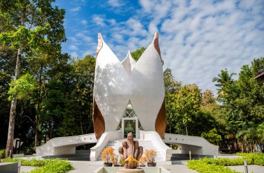 Udon Ratchathani 'nin merkezindeki Wat Burapa tapınağı ve Tayland' ın Ubon Ratchathani ili. Tayland, Ubon Ratchathani, Kasım, 25, 2023