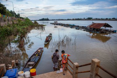 Tayland, Ubon Ratchathani - 25 Kasım 2023: Tayland 'ın Udon Ratchathani ve Tayland' ın Ubon Ratchathani kentindeki Mun Nehri 'nde balıkçılar.