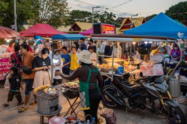 Tayland, Ubon Ratchathani - 25 Kasım 2023: Cuma gecesi Udon Ratchathani ve Tayland 'ın Ubon Ratchathani bölgesinde sokak yemekleri.