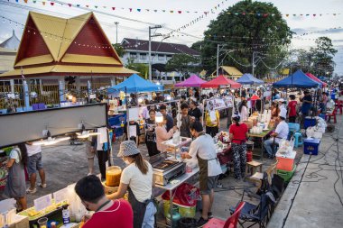 Tayland, Ubon Ratchathani - 25 Kasım 2023: Cuma gecesi Udon Ratchathani ve Tayland 'ın Ubon Ratchathani bölgesinde sokak yemekleri.