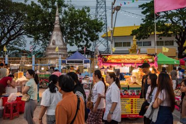 Tayland, Ubon Ratchathani - 25 Kasım 2023: Cuma gecesi Udon Ratchathani ve Tayland 'ın Ubon Ratchathani bölgesinde sokak yemekleri.