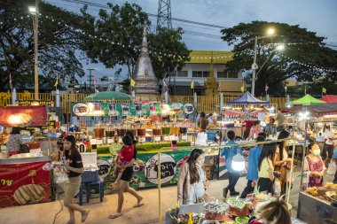 Tayland, Ubon Ratchathani - 25 Kasım 2023: Cuma gecesi Udon Ratchathani ve Tayland 'ın Ubon Ratchathani bölgesinde sokak yemekleri.