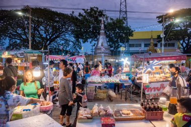 Tayland, Ubon Ratchathani - 25 Kasım 2023: Cuma gecesi Udon Ratchathani ve Tayland 'ın Ubon Ratchathani bölgesinde sokak yemekleri.