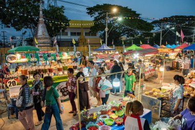 Tayland, Ubon Ratchathani - 25 Kasım 2023: Cuma gecesi Udon Ratchathani ve Tayland 'ın Ubon Ratchathani bölgesinde sokak yemekleri.