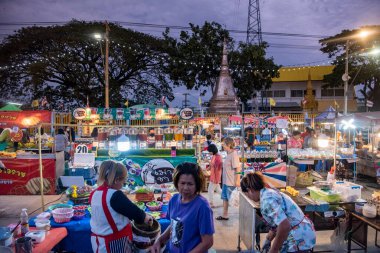 Tayland, Ubon Ratchathani - 25 Kasım 2023: Cuma gecesi Udon Ratchathani ve Tayland 'ın Ubon Ratchathani bölgesinde sokak yemekleri.