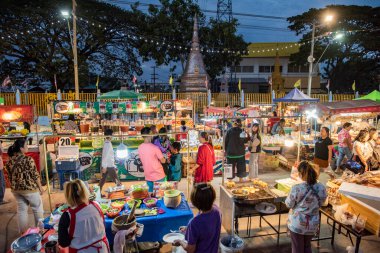 Tayland, Ubon Ratchathani - 25 Kasım 2023: Cuma gecesi Udon Ratchathani ve Tayland 'ın Ubon Ratchathani bölgesinde sokak yemekleri.