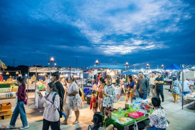 Tayland, Ubon Ratchathani - 25 Kasım 2023: Cuma gecesi Udon Ratchathani ve Tayland 'ın Ubon Ratchathani bölgesinde sokak yemekleri.