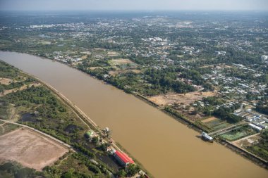 Tayland 'ın Ubon Ratchathani ilindeki Udon Ratchathani şehrinin merkezindeki Mun Nehri' nin havadan görünüşü..