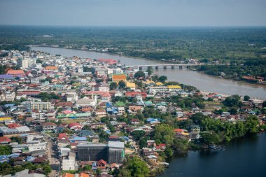 Tayland 'ın Ubon Ratchathani ilindeki Udon Ratchathani şehrinin merkezindeki Mun Nehri' nin havadan görünüşü..