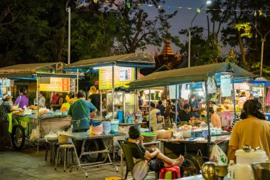 Tayland, Ubon Ratchathani - 22 Kasım 2023: Tayland 'daki Thung Sri Muang Gece Pazarı ve Tayland' daki Ubon Ratchathani.