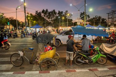 Tayland, Ubon Ratchathani - 22 Kasım 2023: Tayland 'daki Thung Sri Muang Gece Pazarı ve Tayland' daki Ubon Ratchathani.
