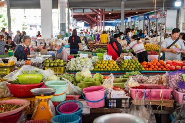 Tayland, Ubon Ratchathani - 23 Kasım 2023: Udon Ratchathani 'deki gıda pazarı ve Tayland' daki Ubon Ratchathani.
