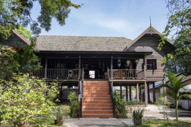 Udon Ratchathani 'nin merkezindeki Wat Mani Wanaram' daki Eski Ahşap Ev ve Tayland 'daki Ubon Ratchathani. Tayland, Ubon Ratchathani, 23 Kasım 2023