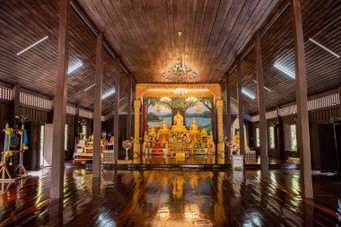 Tayland, Ubon Ratchathani - 23 Kasım 2023: Wat Mani Wanaram 'ın içinde Udon Ratchathani ve Tayland' ın Ubon Ratchathani ili.