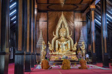 Tayland, Ubon Ratchathani - 23 Kasım 2023: Buddha Wat Luang 'ın içinde Udon Ratchathani ve Tayland' daki Ubon Ratchathani. 