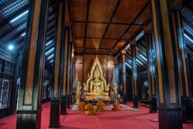 Tayland, Ubon Ratchathani - 23 Kasım 2023: Buddha Wat Luang 'ın içinde Udon Ratchathani ve Tayland' daki Ubon Ratchathani. 