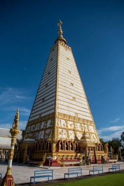 Tayland, Ubon Ratchathani - 24 Kasım 2023: Wat Phra 'dan Sri Maha Pho Chedi Ubon Ratchathani ve Tayland' ın Ubon Ratchathani ilindeki Nong Bua Tapınağı.