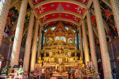 Tayland, Ubon Ratchathani - 24 Kasım 2023: Tayland 'ın başkenti Wat Phra That Nong Bua Tapınağı ve Tayland' ın Ubon Ratchathani kentinde heykeller ve heykellerle dolu önemli bir dini mekanın içindeki atmosfer.