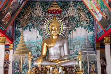 Tayland, Ubon Ratchathani - 24 Kasım 2023: Wat Ban Na Kwai 'nin içinde Buda Tayland' ın Ubon Ratchathani ili. 