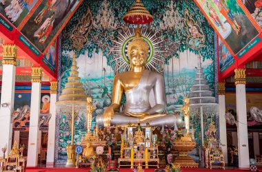 Tayland, Ubon Ratchathani - 24 Kasım 2023: Wat Ban Na Kwai 'nin içinde Buda Tayland' ın Ubon Ratchathani ili. 