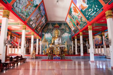 Tayland, Ubon Ratchathani - 24 Kasım 2023: Wat Ban Na Kwai 'nin içinde Buda Tayland' ın Ubon Ratchathani ili. 