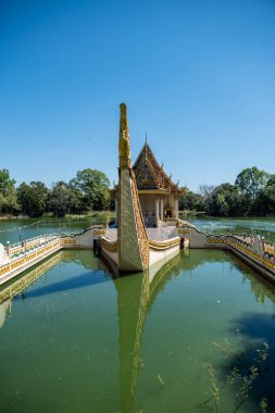 Ubon Ratchathani ve Tayland 'ın Ubon Ratchathani ilindeki Wat Sa Prasan Suk adlı gemi. Tayland, Ubon Ratchathani, 24 Kasım 2023