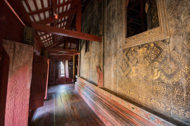 Tayland, Ubon Ratchathani - 22 Kasım 2023 Wat Thung Si Mueang 'ın içinde Ubon Ratchathani ve Tayland' ın Ubon Ratchathani şehrinde.  