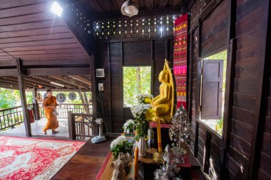 Tayland, Ubon Ratchathani - 23 Kasım 2023: Ubon Ratchathani ve Tayland 'ın Ubon Ratchathani ilindeki Wat Mani Wanaram' da müze içi.