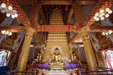 Tayland, Ubon Ratchathani - 24 Kasım 2023: Şehir merkezinde ve Tayland 'ın Ubon Ratchathani şehrindeki Nong Bua Tapınağı' nda Wat Phra 'lı Sri Maha Pho Chedi' nin içinde.