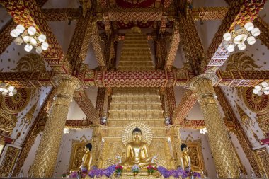 Tayland, Ubon Ratchathani - 24 Kasım 2023: Şehir merkezinde ve Tayland 'ın Ubon Ratchathani şehrindeki Nong Bua Tapınağı' nda Wat Phra 'lı Sri Maha Pho Chedi' nin içinde.