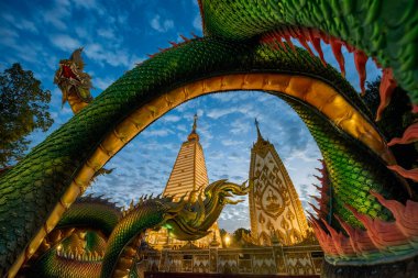 Tayland, Ubon Ratchathani - 24 Kasım 2023: Tayland 'ın Ubon Ratchathani ve Tayland' ın Ubon Ratchathani kentindeki Nong Bua Tapınağı 'ndaki Sri Maha Pho Chedi' yi çevreleyen Gökkuşağı Yılanı.